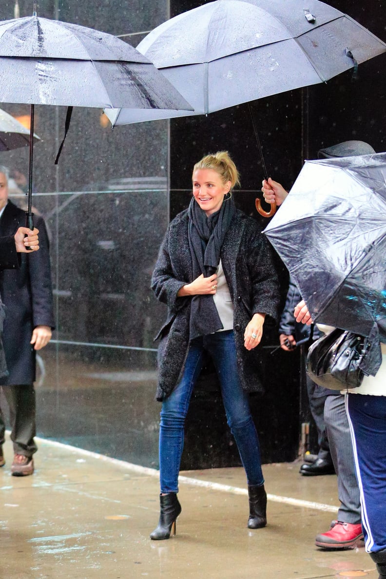 When Cameron Diaz Had Not 1 But 2 Professional Umbrella Holders