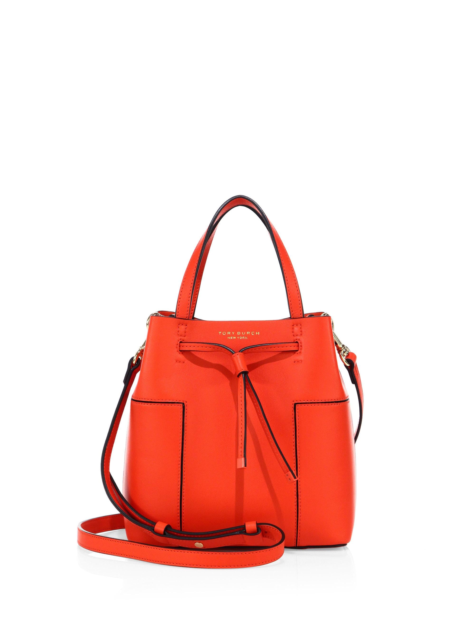 Arriba 81+ imagen tory burch block t drawstring tote