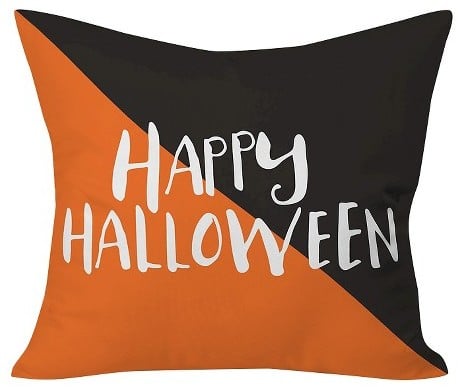 وسادة Halloween Hipster من علامة DENY Designs ومن تصميم زوي وودارز (بحجم 20"x20") (بسعر 49.99$ دولار أمريكيّ؛ 184 درهم إماراتيّ؛ ريال سعودي)