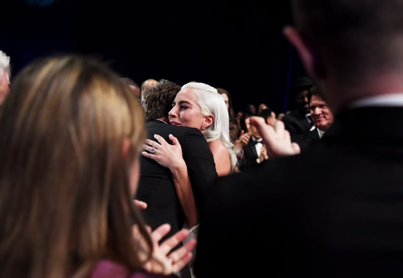 当他们共享一个拥抱后,Gaga的评论家选择奖赢得胜利