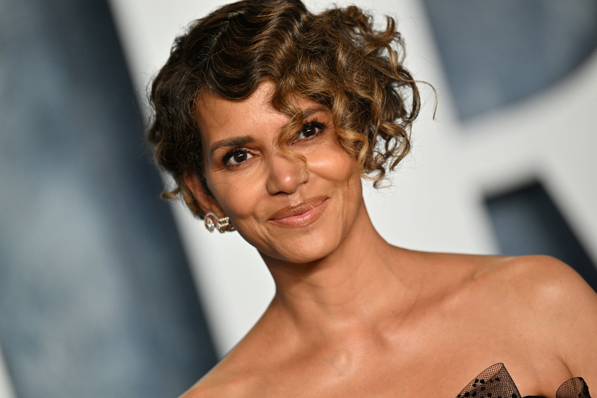 BEVERLY HILLS, CALIFORNIA - MARCH 12: Halle Berry attends the 2023 Vanity Fair Oscar Party Hosted By Radhika Jones at Wallis Annenberg Centre for the Performing Arts on March 12, 2023 in Beverly Hills, California. (Photo by Lionel Hahn/Getty Images)