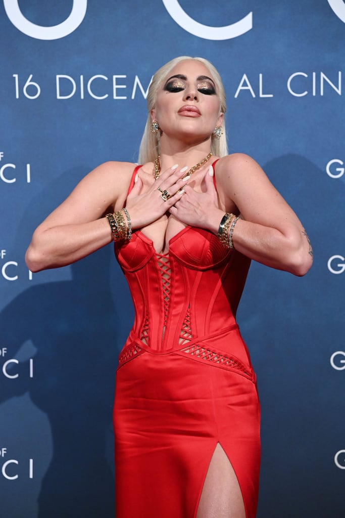 看到所有角度的Lady Gaga的性感的红色范思哲胸衣礼服