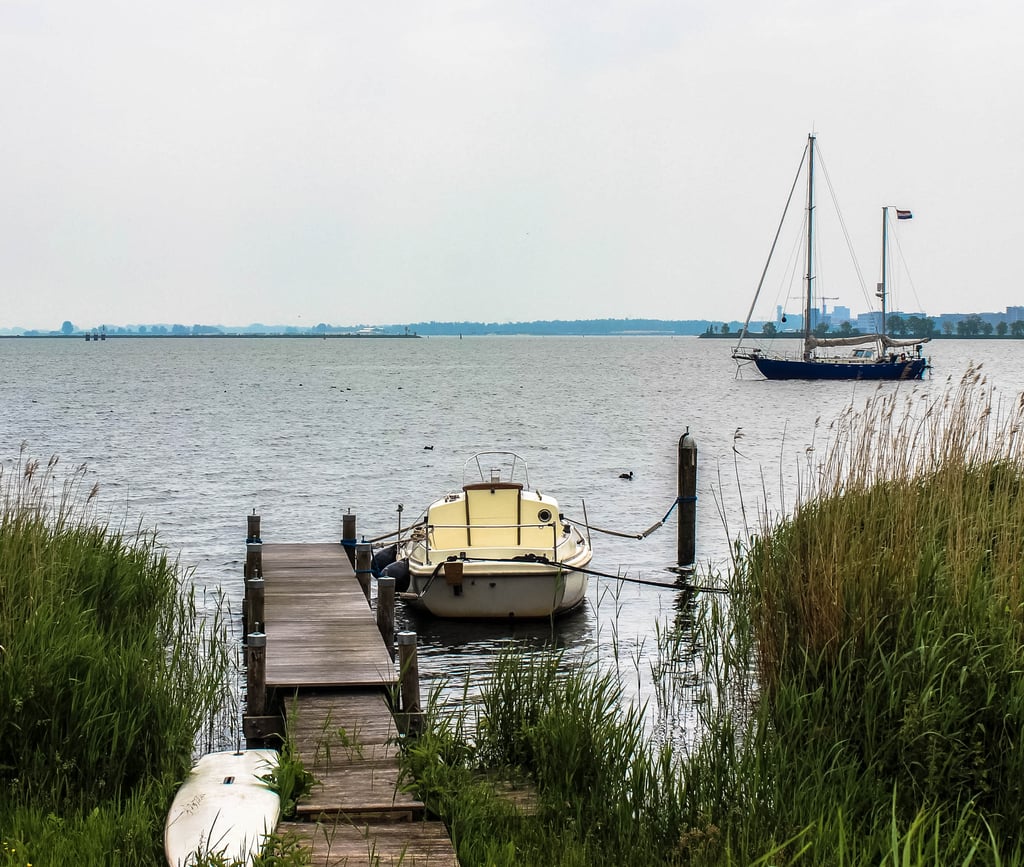 If you ask me, this really is the best of both worlds. Durgerdam feels like a piece of hidden treasure because there are no tour buses, no flocks of crowds, and hardly any noise. It's absolutely glorious!