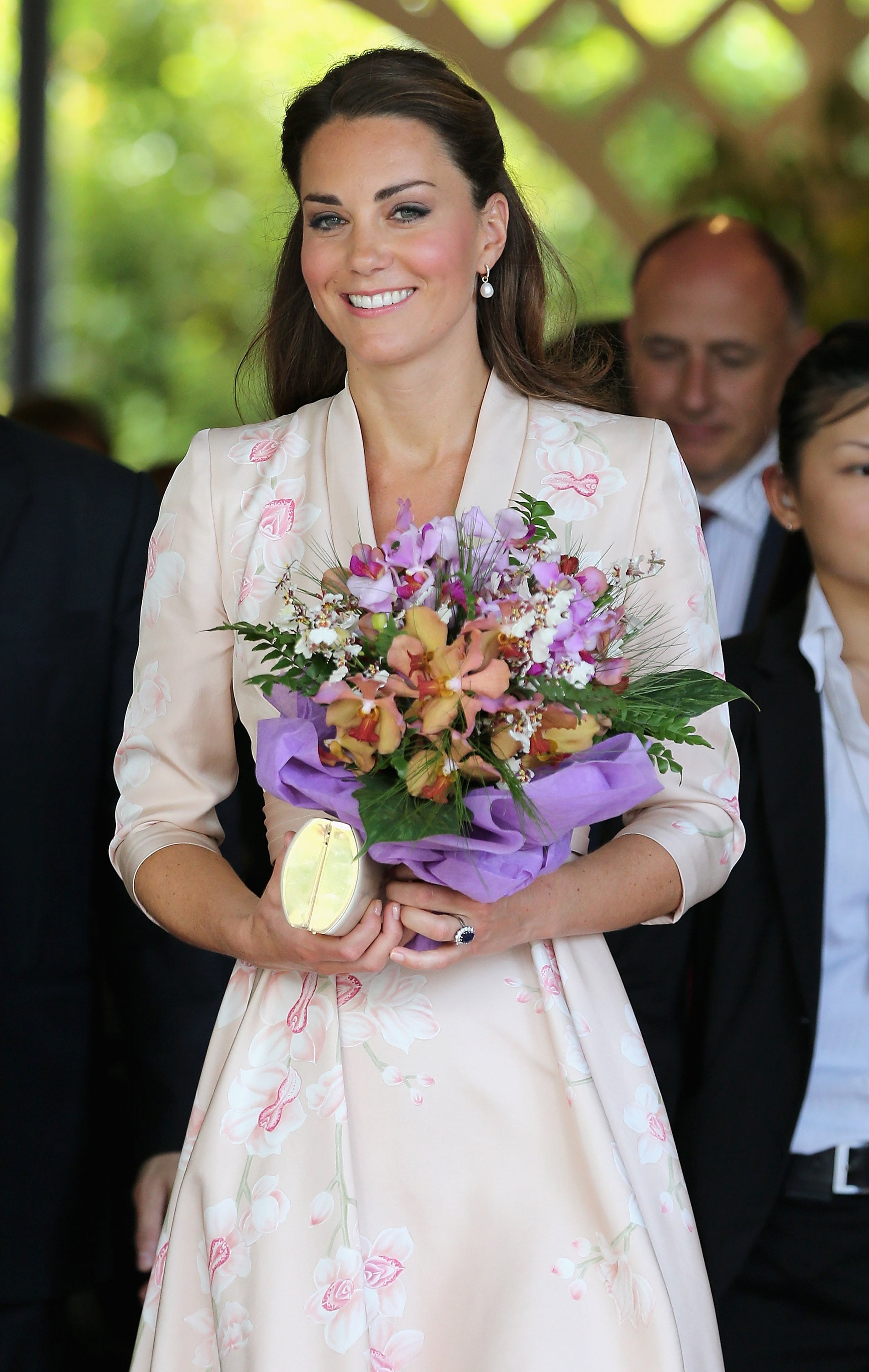 Kate-Middleton-presented-flowers-botanical-garden.jpg