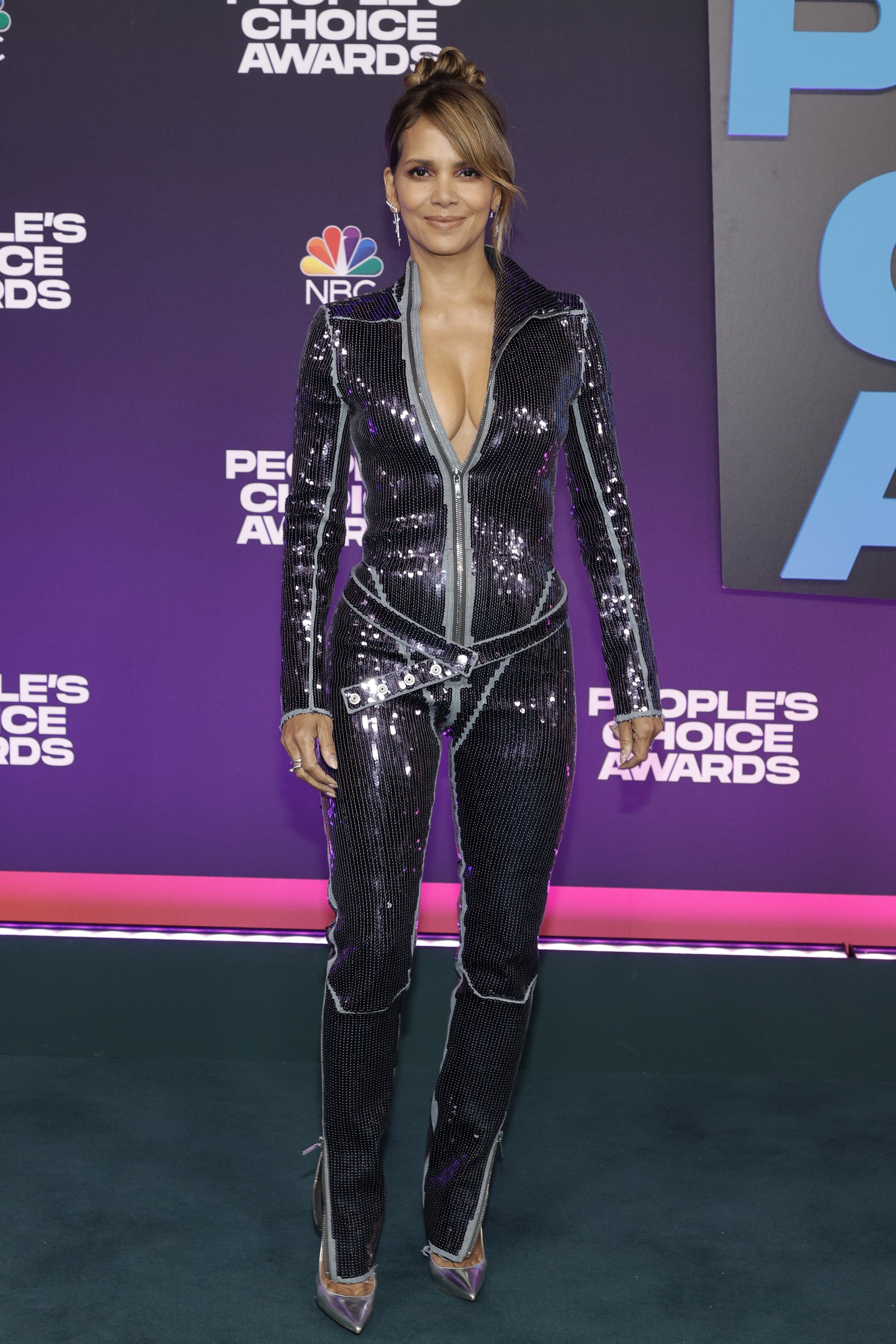 SANTA MONICA, CALIFORNIA - DECEMBER 07: Halle Berry attends the 47th Annual People's Choice Awards at Barker Hangar on December 07, 2021 in Santa Monica, California. (Photo by Amy Sussman/Getty Images,)