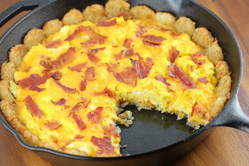 Tater Tot Breakfast Pizza