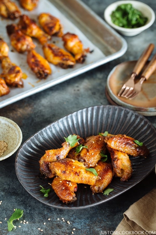 Slow-Cooker Sriracha Chili Chicken Wings