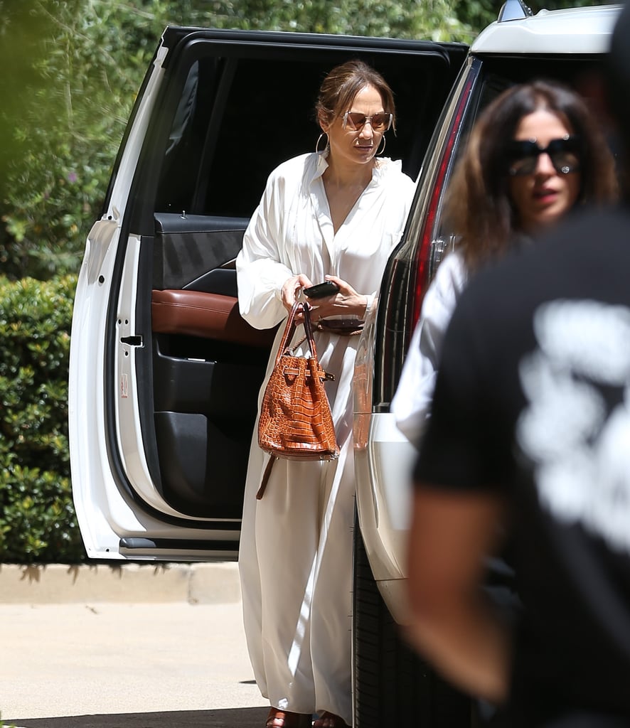詹妮弗·洛佩兹穿着白色礼服在洛杉矶找房子
