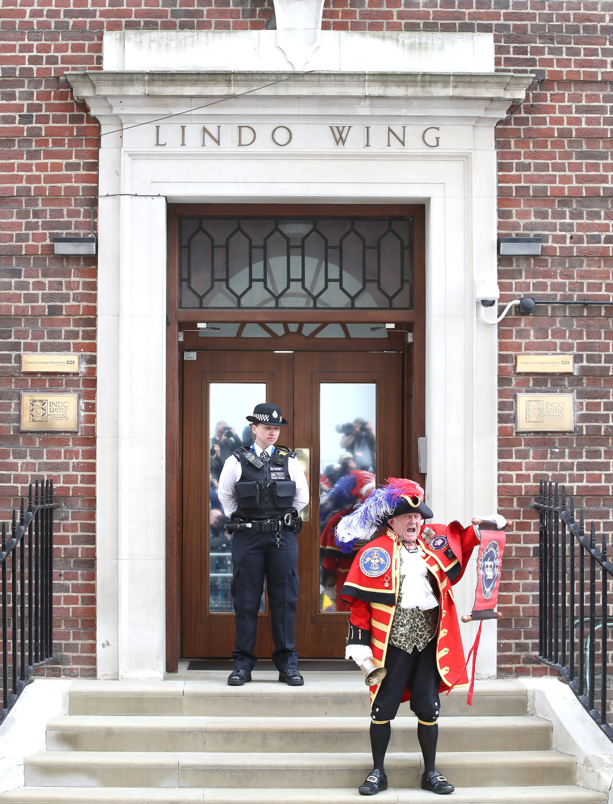 LONDON, ENGLAND - APRIL 23:  A town crier announces the birth of Catherine, Duchess of Cambridge and Prince William, Duke of Cambridge's son outside the Lindo Wing at St Mary's Hospital on April 23, 2018 in London, England.  The Duchess safely delivered a son at 11:01 am, weighing 8lbs 7oz, who will be fifth in line to the throne.  (Photo by Chris Jackson/Getty Images)