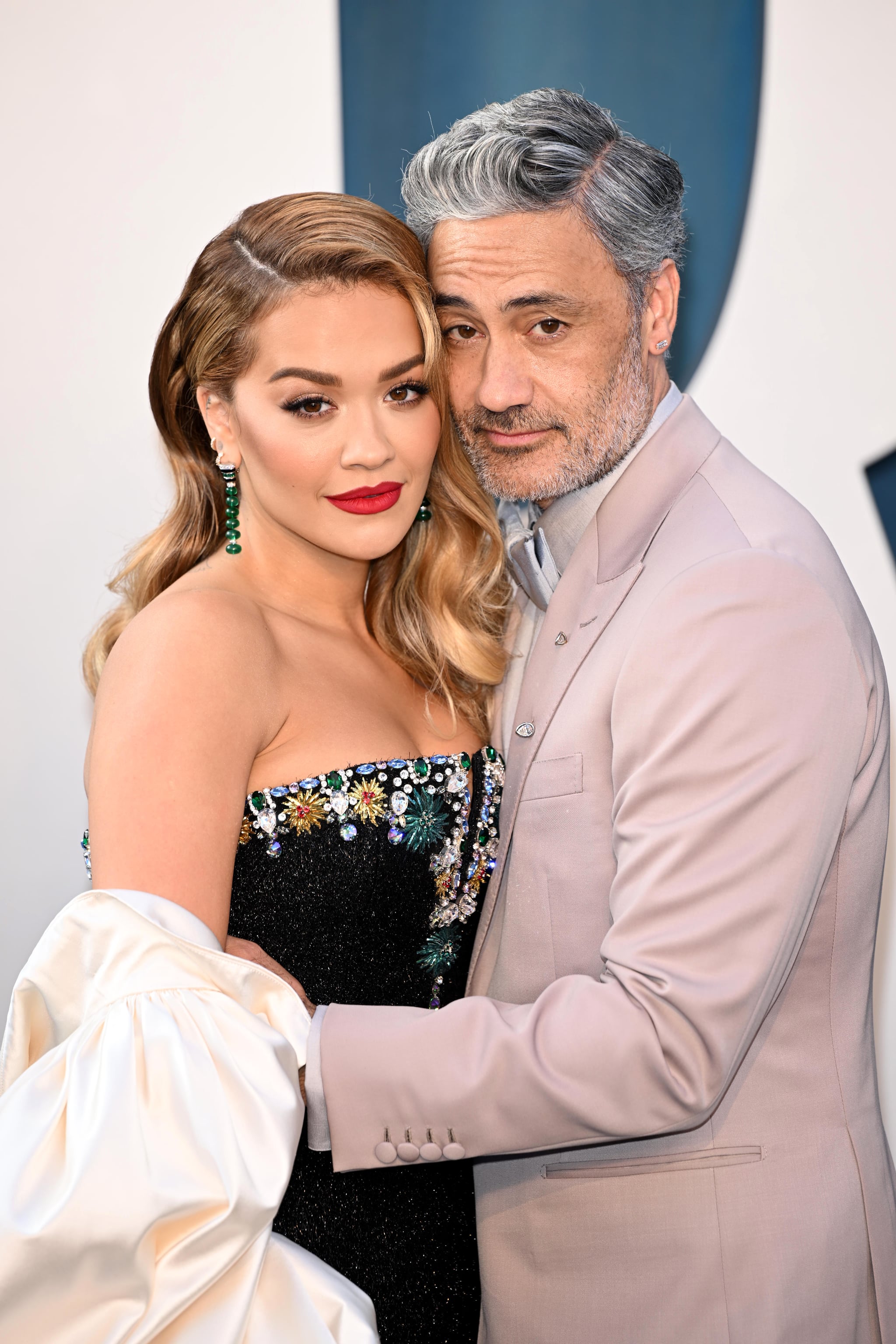 BEVERLY HILLS, CALIFORNIA - 27 DE MARZO: Rita Ora y Taika Waititi asisten a la fiesta de los Oscar de la Feria de la Vanidad 2022 organizada por Radhika Jones en el Centro de Artes Interpretativas Wallis Annenberg el 27 de marzo de 2022 en Beverly Hills, California.  (Foto de Daniele Venturelli/WireImage)