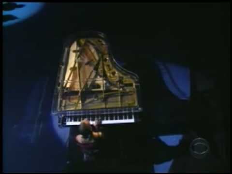 Alicia Keys Sings "Fallin'" and "A Woman's Worth" at the 2002 Grammy Awards