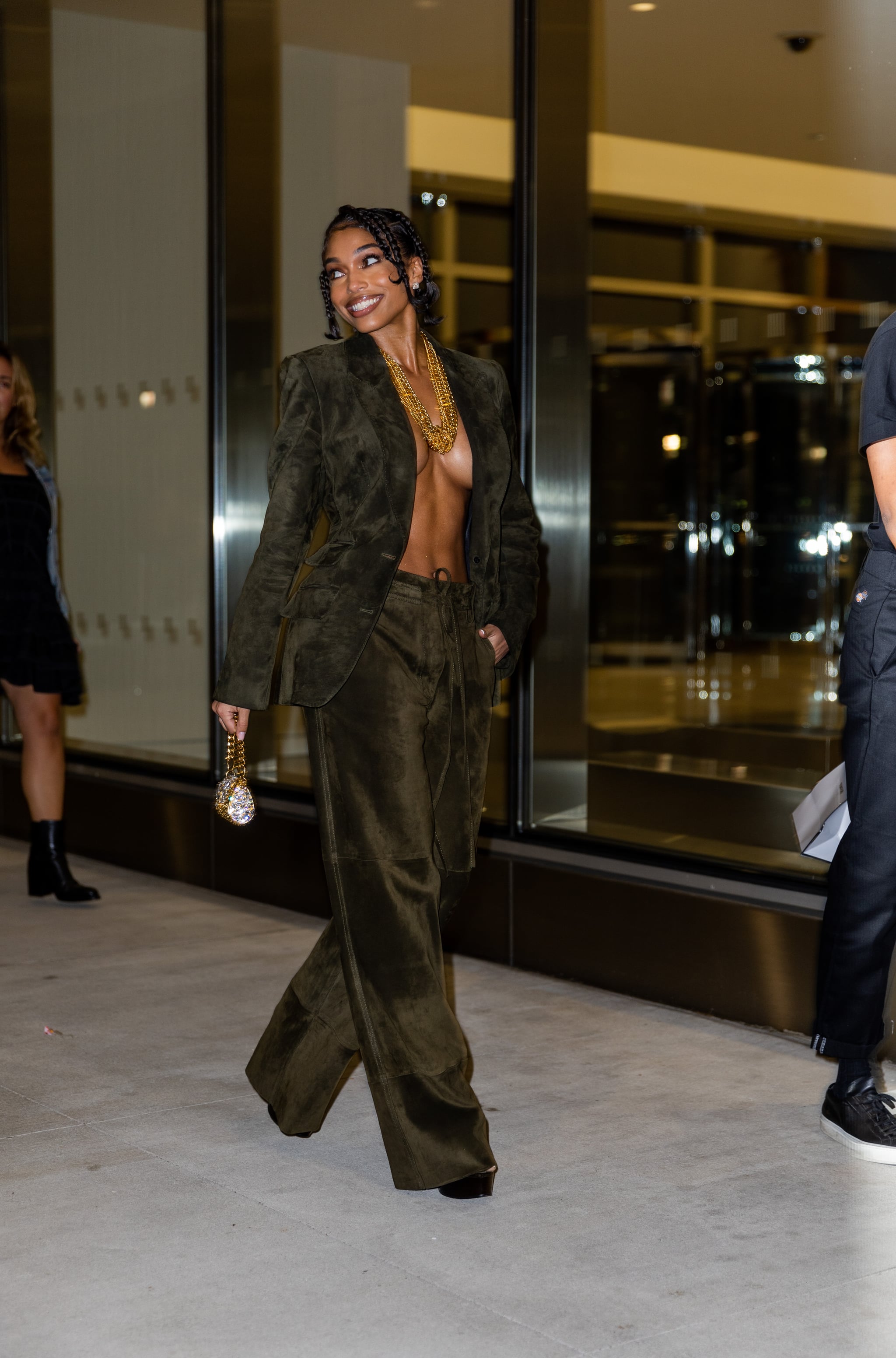 NUEVA YORK, NUEVA YORK - 14 DE SEPTIEMBRE: Lori Harvey con chaqueta y pantalones caqui, microbolso afuera de Tom Ford el 14 de septiembre de 2022 en la ciudad de Nueva York.  (Foto de Christian Vierig/)