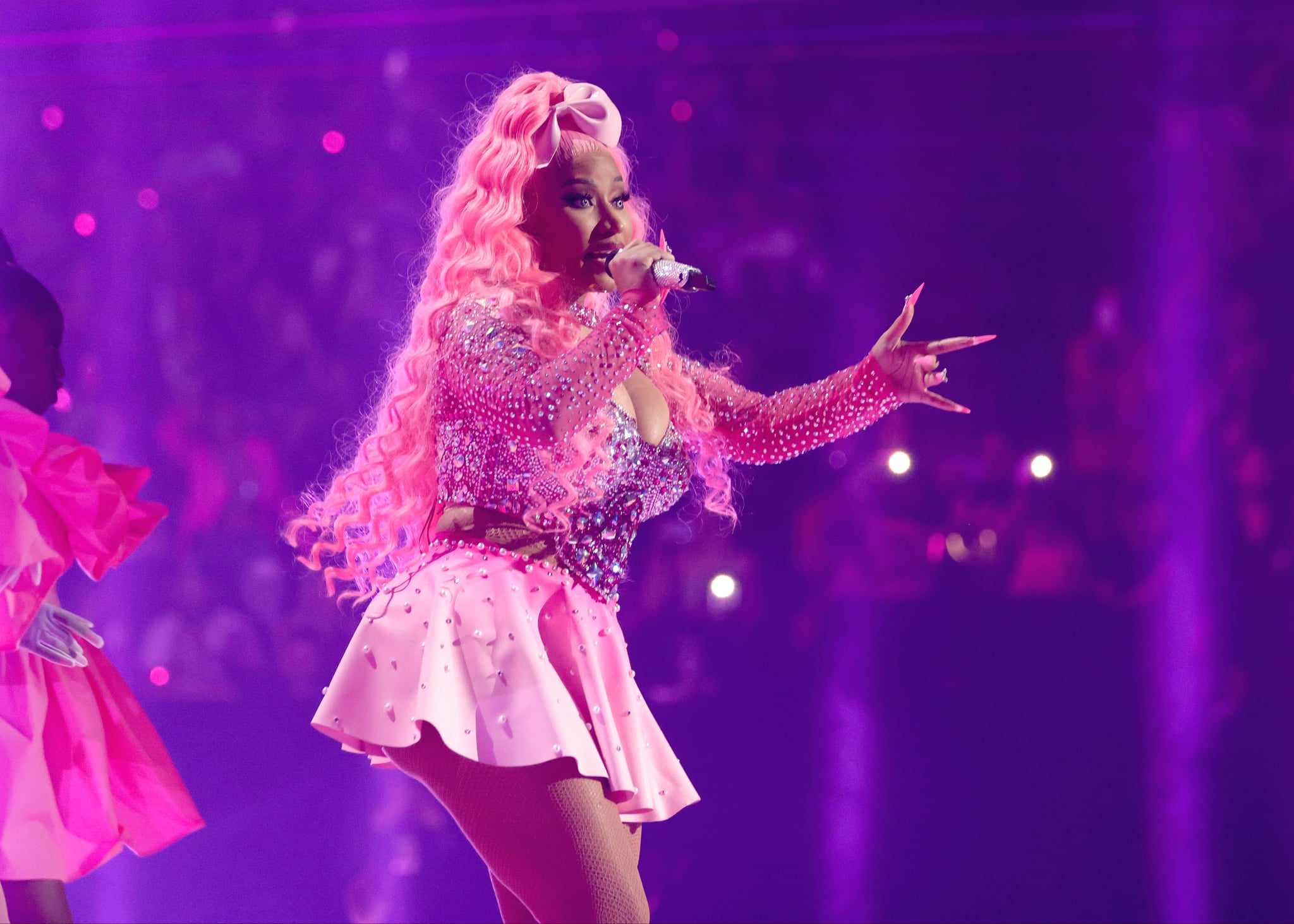 妮琪·米娜在新泽西州纽瓦克市保德信中心举行的2022年MTV音乐录影带大奖颁奖典礼上登台。(图片来自克里斯托弗·波尔克/《综艺》，来自盖蒂图片社)