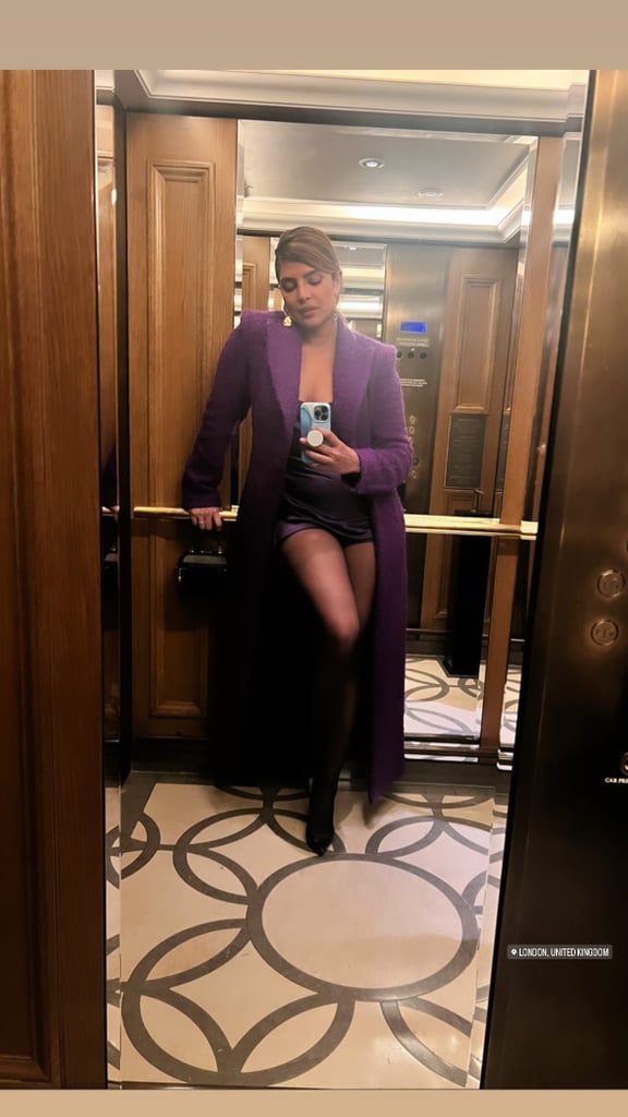 普利艳卡的紫色丝绸超短连衣裙和外套在伦敦
