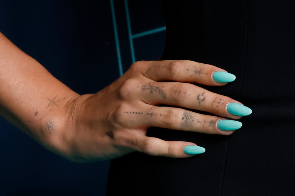 Hailey Bieber穿蓝色的指甲在Tiffany & Co。的庆祝活动