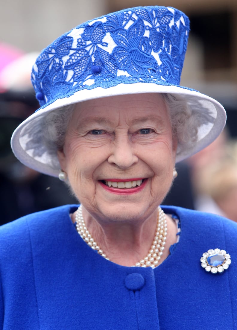英国女王伊丽莎白戴着蓝宝石胸针