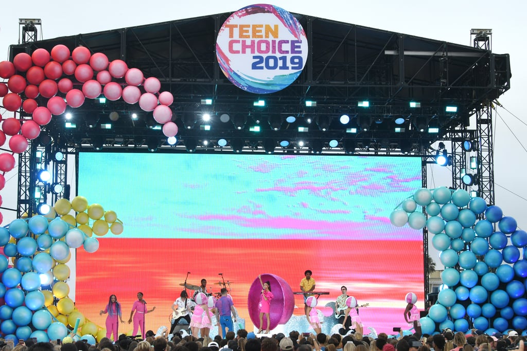 Jordan McGraw and Sarah Hyland at the Teen Choice Awards 2019