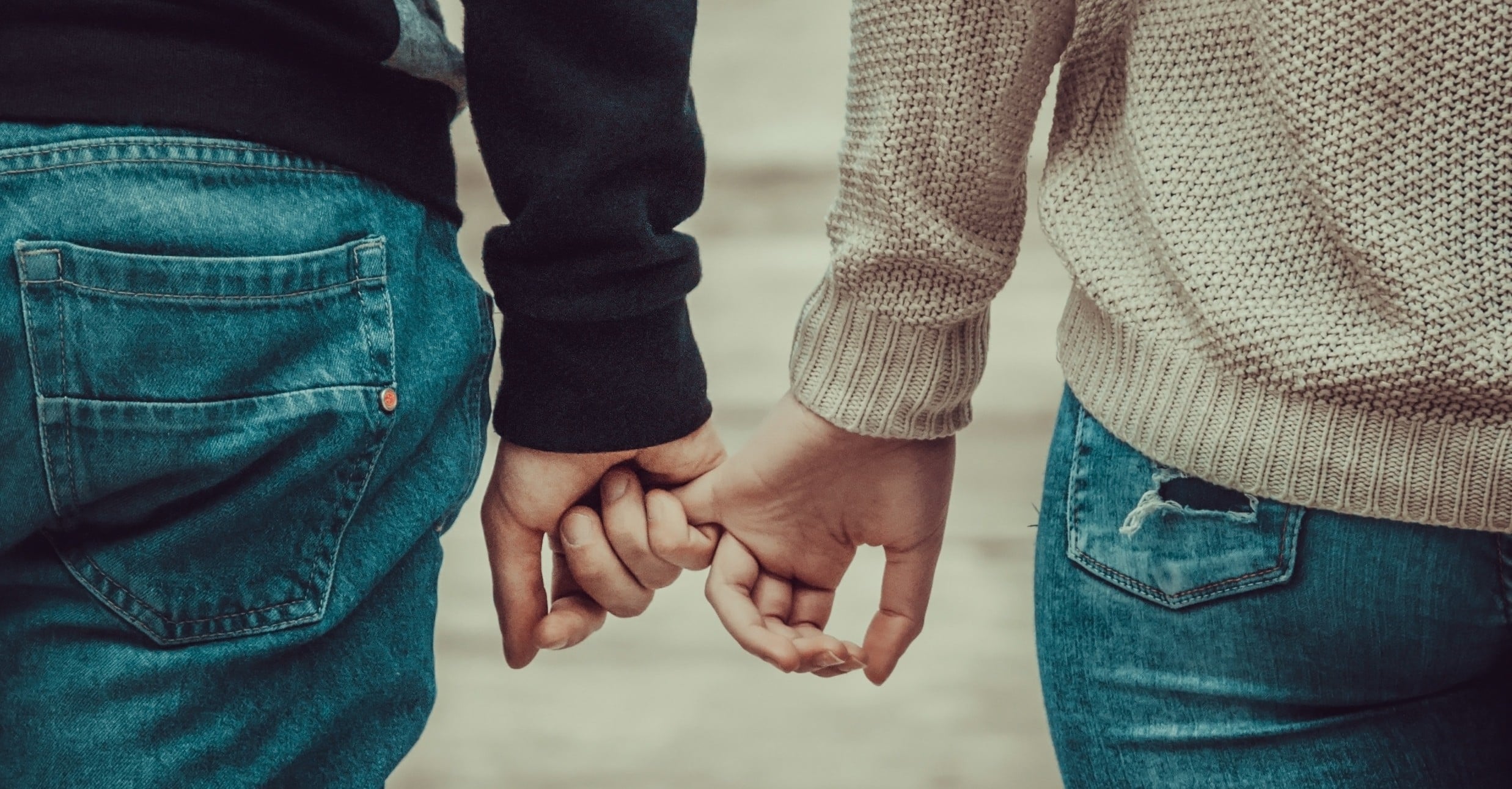 Руки влюбленных. Когда она взяла меня за руку. Девушка ведёт парня за руку. Город в руках. Девушка тянет за руку.