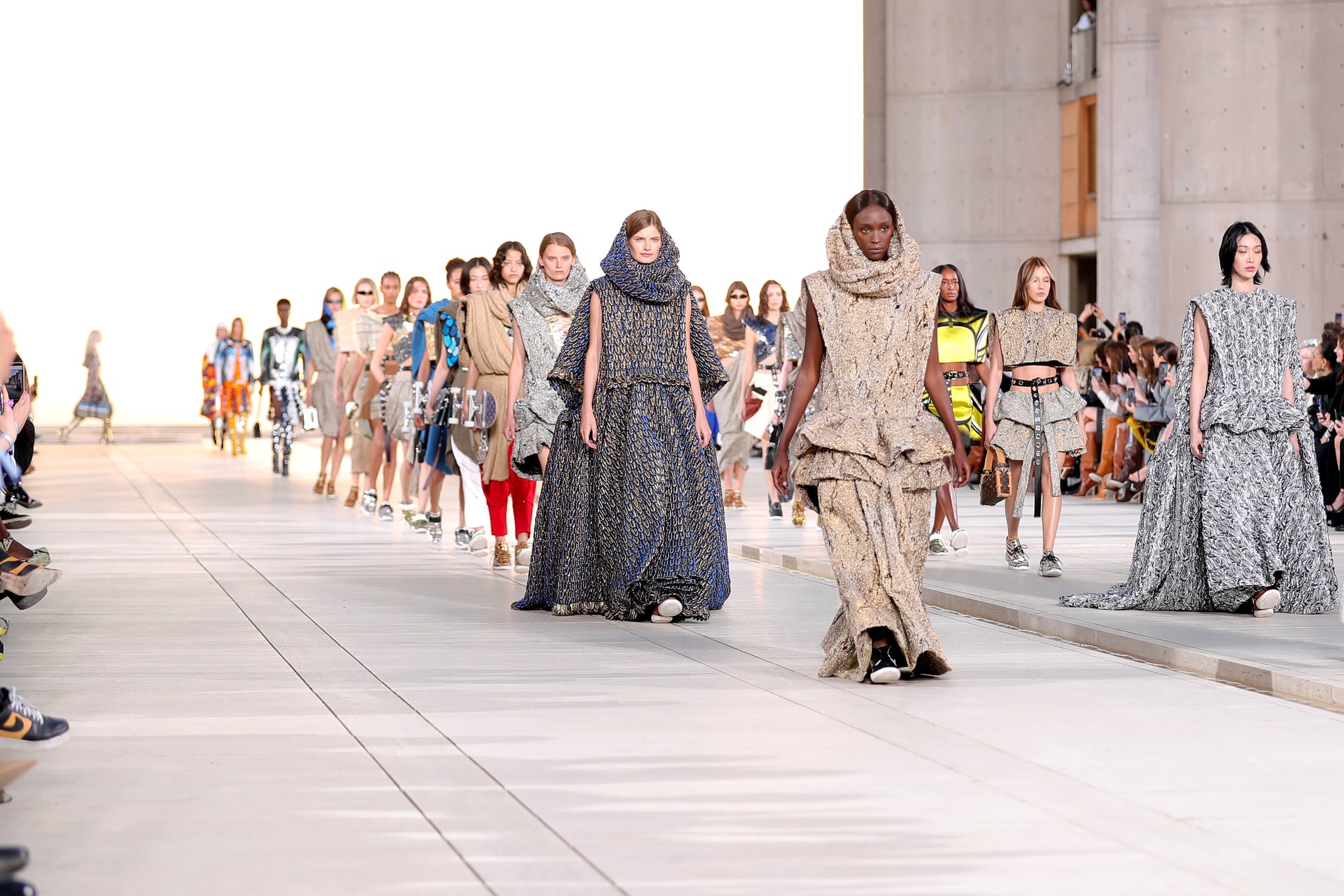 LOUIS VUITTON - Mode EIN BLICK AUF DIE ERSTE CRUISE FASHION SHOW