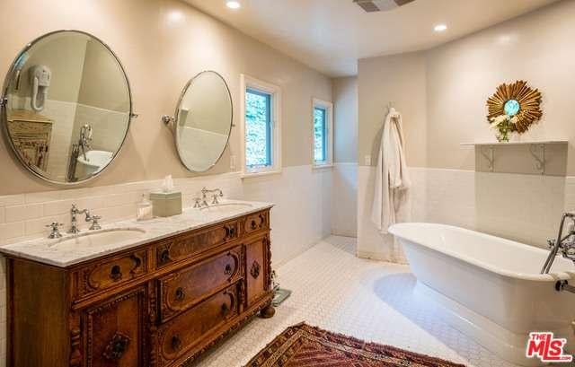 Amy Smart and Carter Oosterhouse Selling Home
