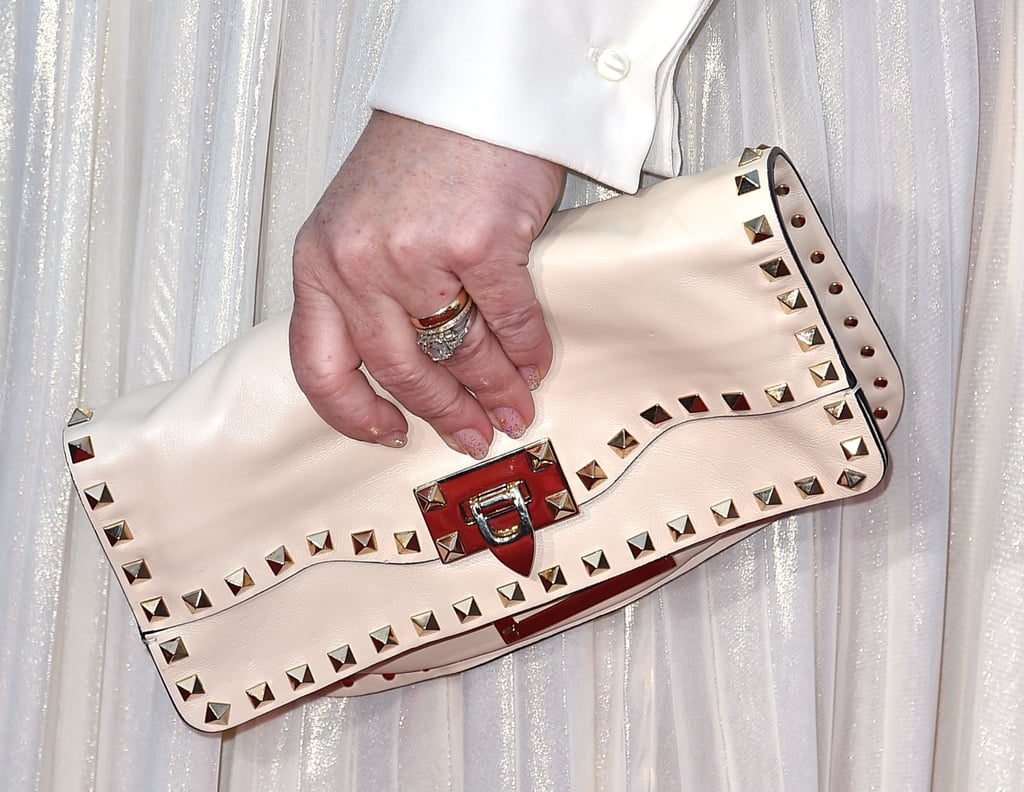 She also wore a studded cream clutch with the look.