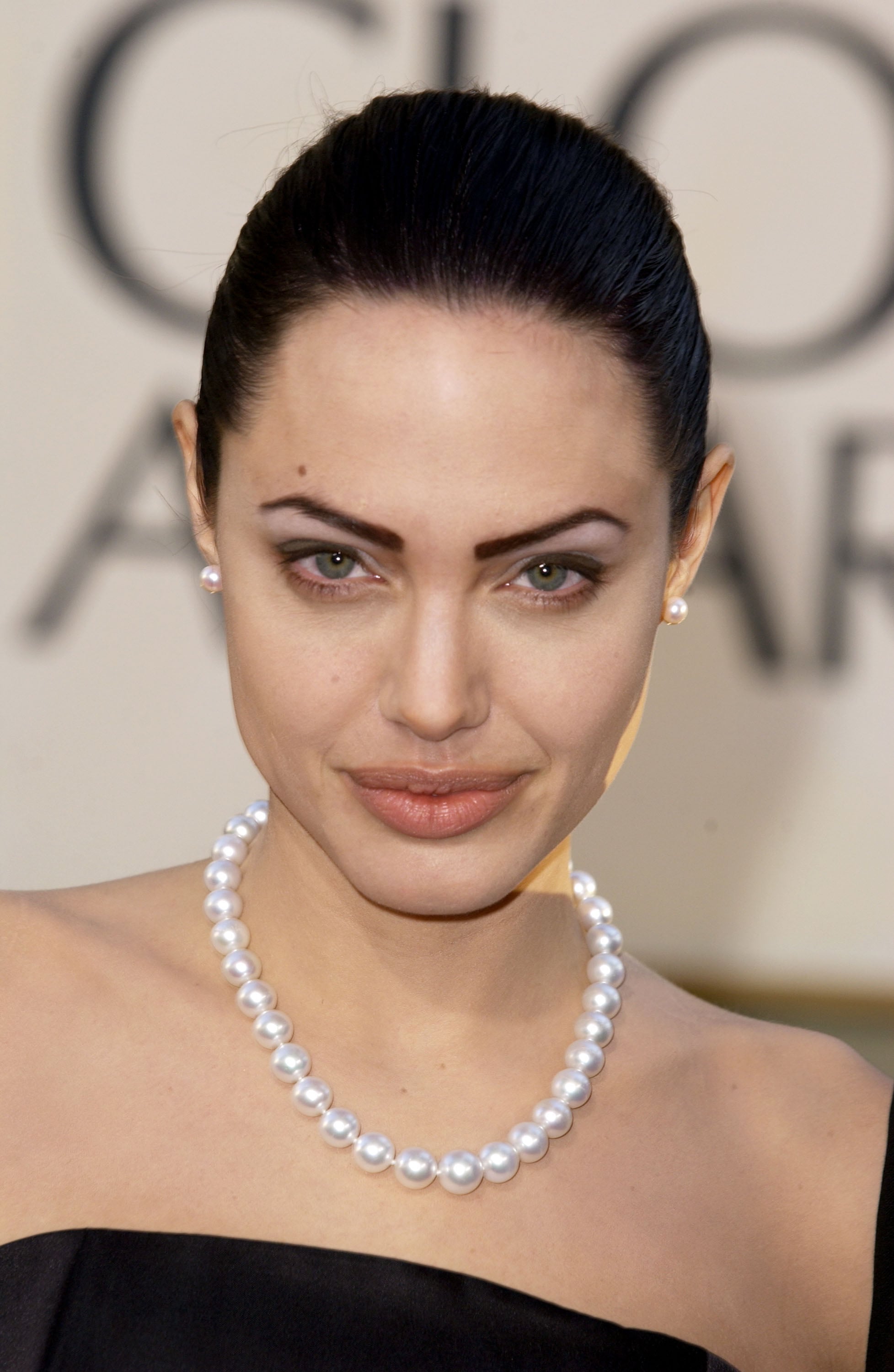 Angelina Jolie, 2002 | 46 Golden Globes Hair and Makeup Looks That Weren't So Pretty | POPSUGAR Beauty