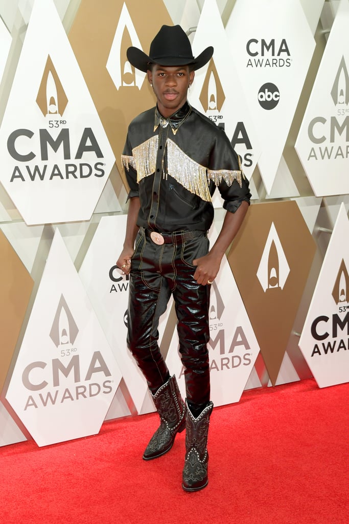 这是他穿一件黑色衬衫和银边缘修饰和牛仔靴——一个拟合寻找CMA奖在纳什维尔。