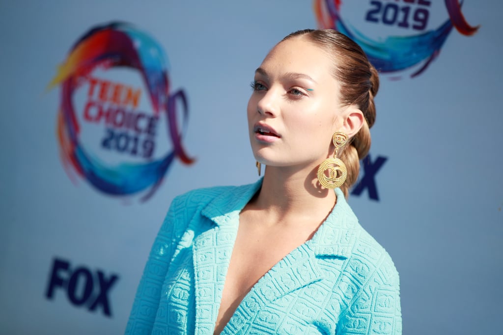 Maddie Ziegler's Blue Eyeliner at the Teen Choice Awards