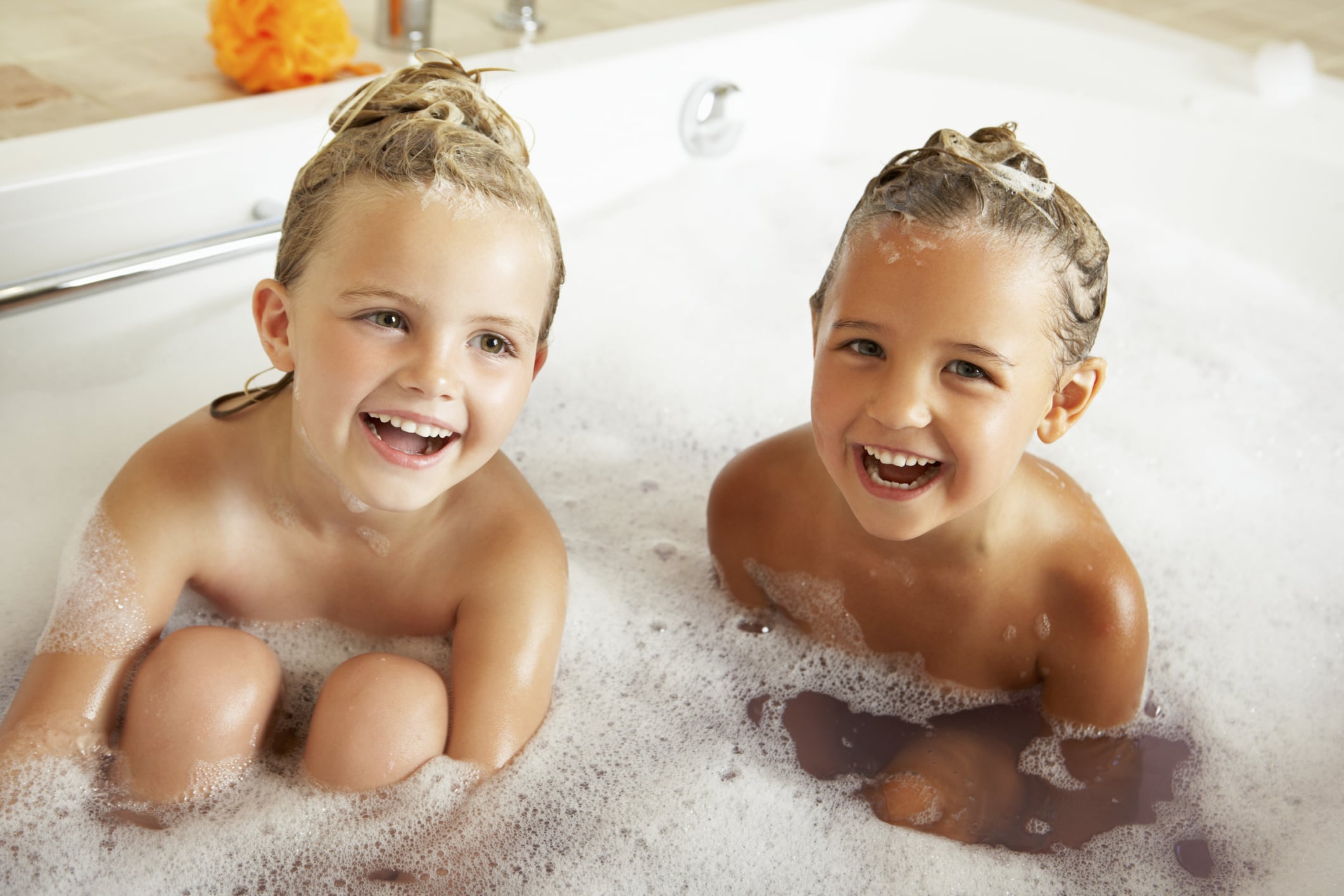 Братья играют в ванной. Две девочки в ванной. Девочка Bath time. Две девочки купаются в ванной. Совместное купание