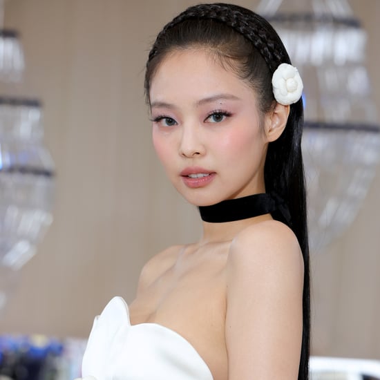 珍妮穿着香奈儿超短连衣裙在2023年遇到了联欢晚会