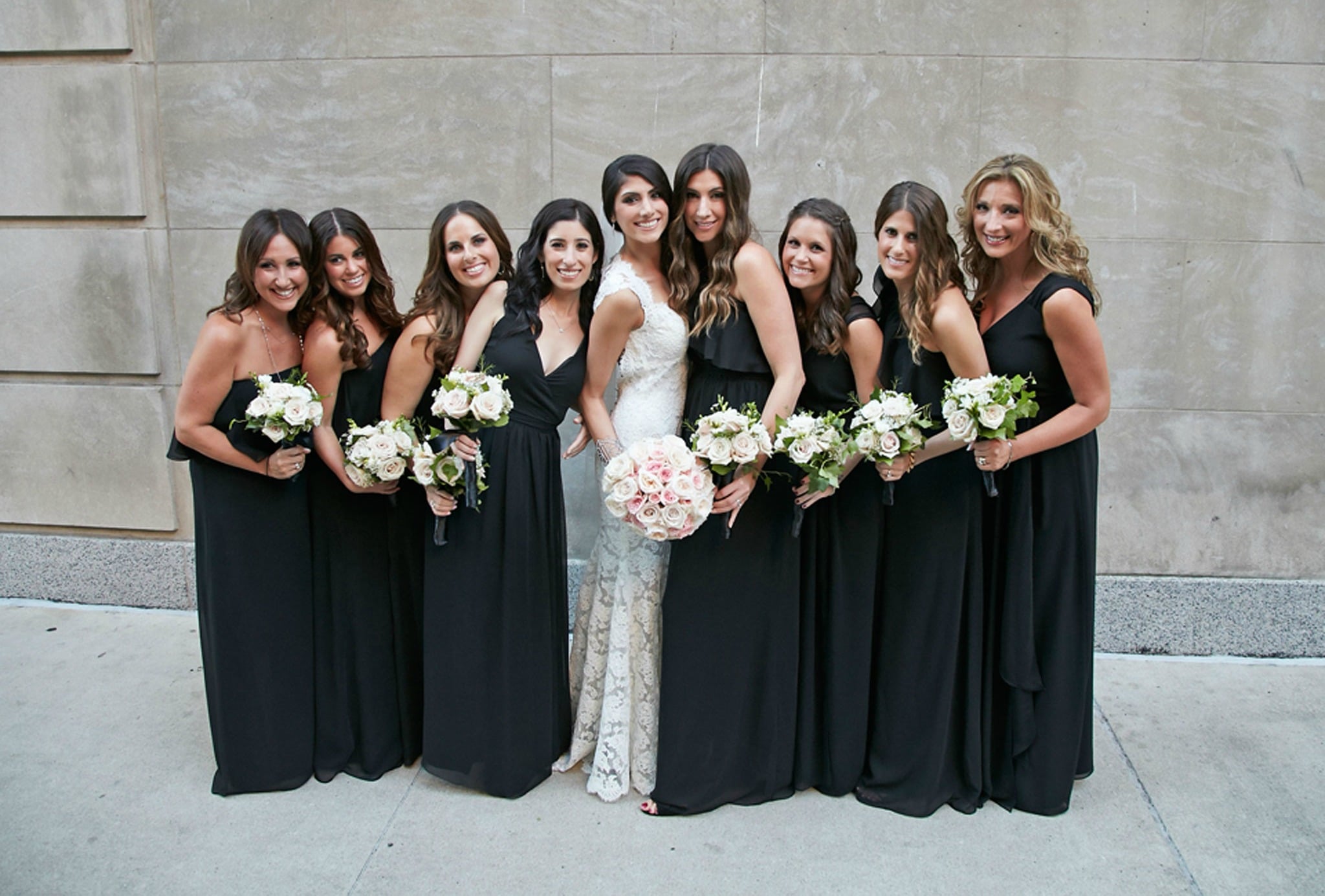 Black wed. Подружки невесты в черном. Подружки невесты в черном платье. Черно белая свадьба подружки невесты. Образы подружек невесты в черно белом стиле.