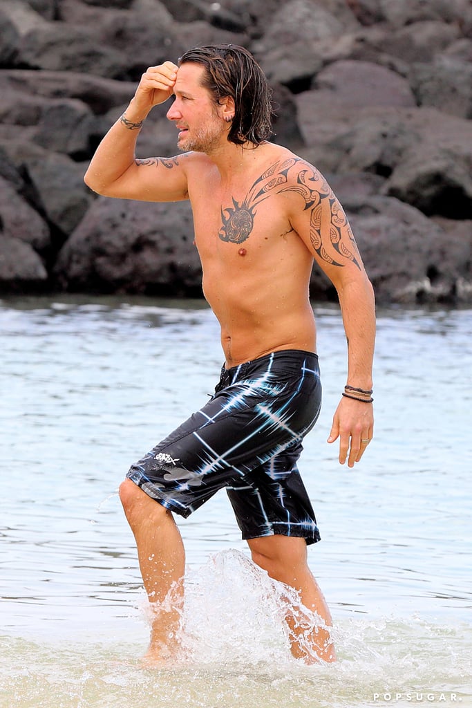 Keith Urban Shirtless in Hawaii  Pictures  POPSUGAR 