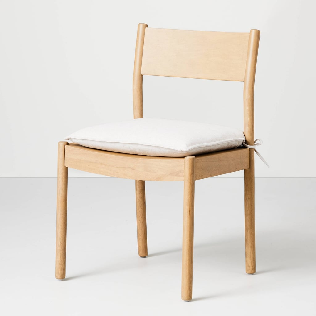 最佳餐椅与可移动靠垫:壁炉和手与木兰木餐椅