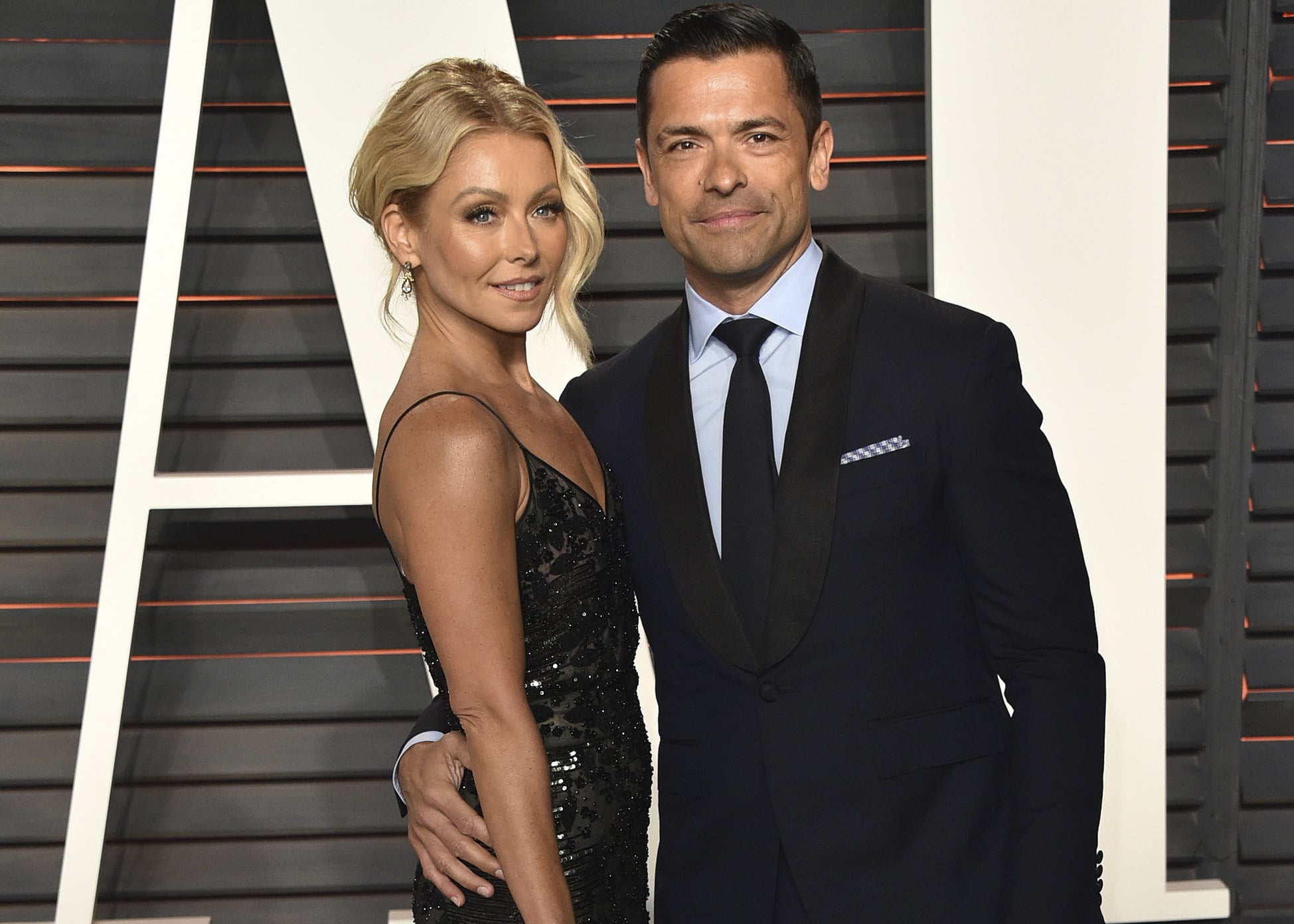 BEVERLY HILLS, CA - FEBRUARY 28:  TV personality Kelly Ripa (L) and Mark Consuelos arrive at the 2016 Vanity Fair Oscar Party Hosted By Graydon Carter at Wallis Annenberg Center for the Performing Arts on February 28, 2016 in Beverly Hills, California.  (Photo by John Shearer/Getty Images)