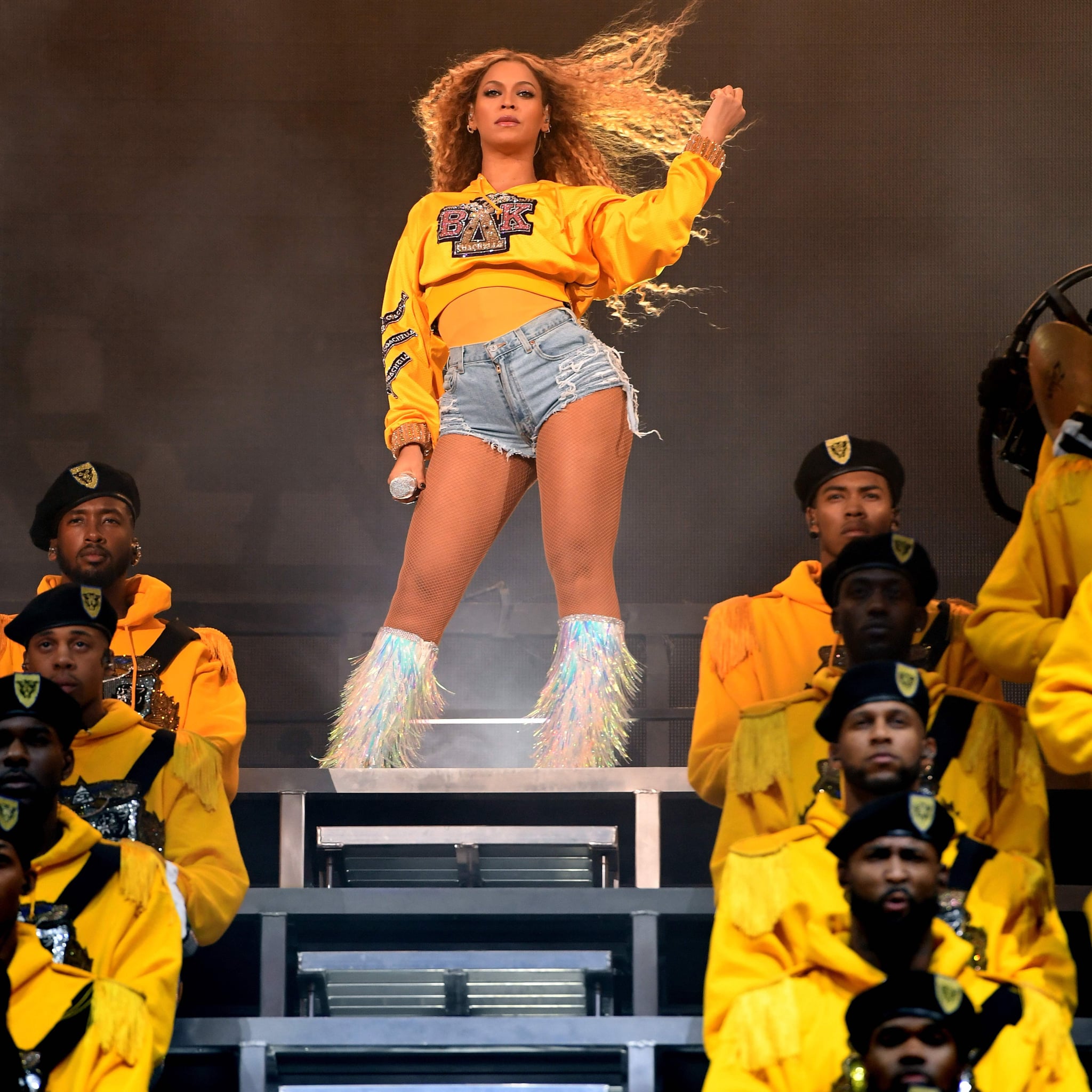 Beyonce 公式 コーチェラフェス Mサイズ イエローTシャツ Pullover Cropped Beyonce Coachella Hoodie - Jackets Masters