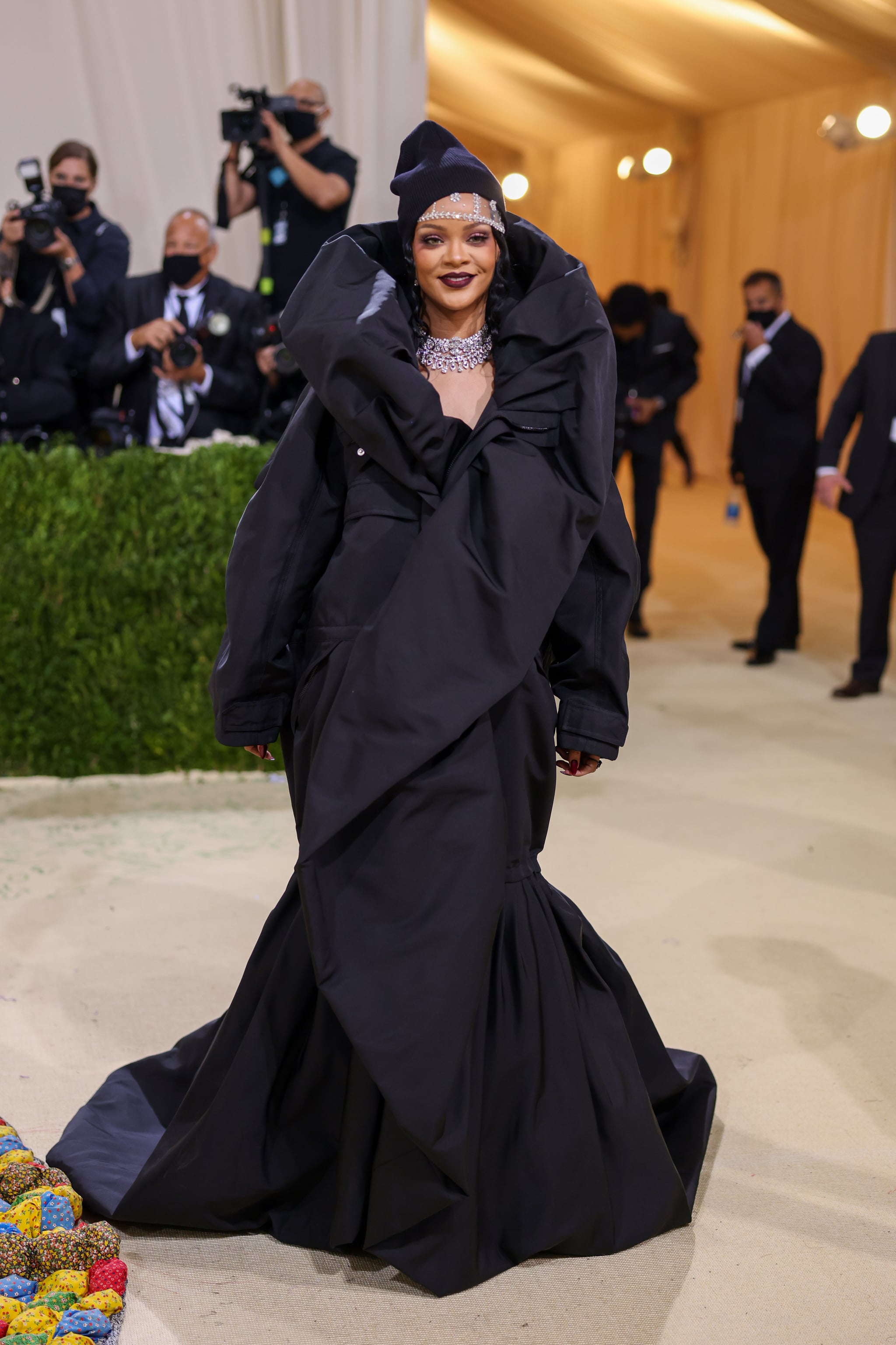 Inhibere Mindre tørre Rihanna's Balenciaga Dress at the Met Gala 2021 | POPSUGAR Fashion UK