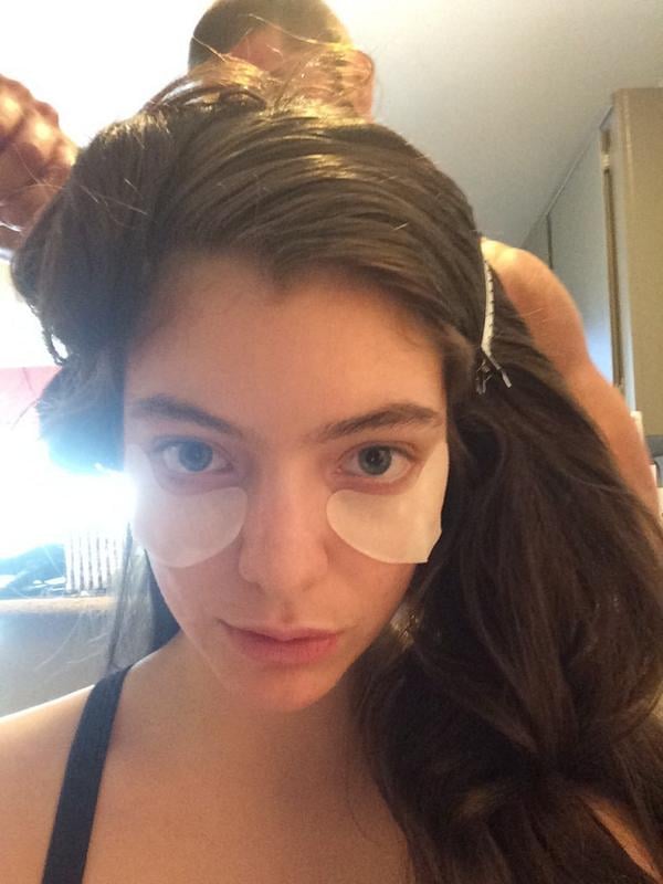 "Let's do this vma thing," Lorde tweeted along with a picture of her glam routine.