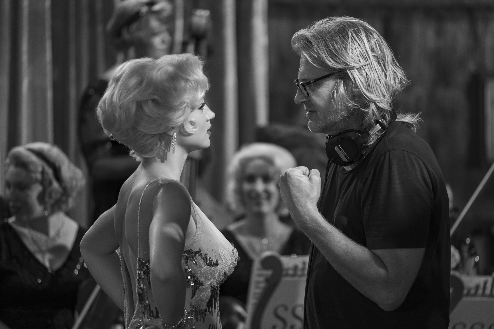 Blonde. L to R: Ana de Armas as Marilyn Monroe withDirector Andrew Dominik. Cr. Matt Kennedy / Netflix © 2022