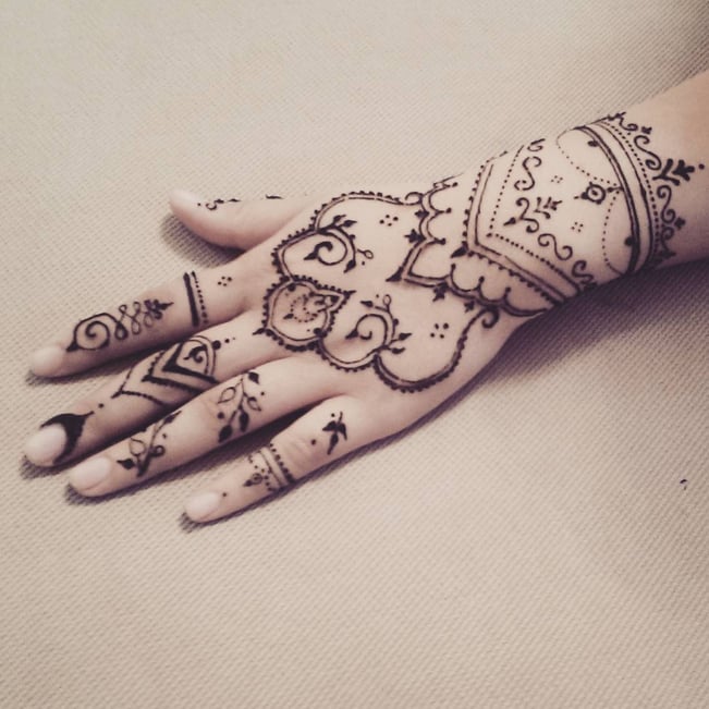 Dream Catcher Henna Design! @girly_henna #hudabeauty
A video posted by Huda Kattan (@hudabeauty) on May 26, 2015 at 2:56pm PDT