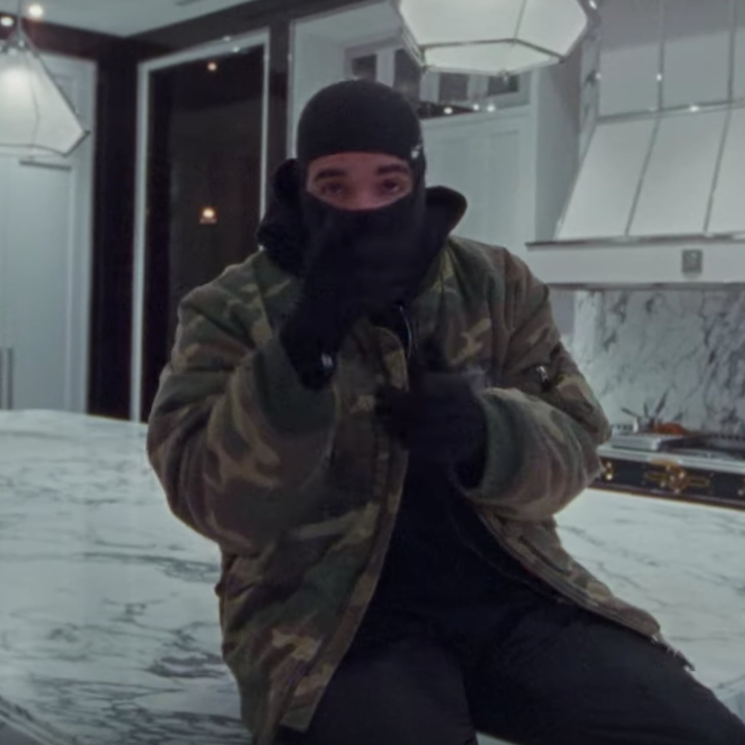 Drake S New Music Video Shows Off His Toronto Home Photos
