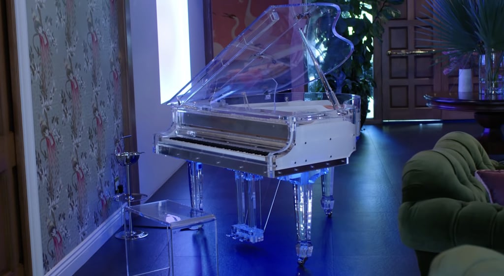客厅里还有一架透明的沃丽泽(Wurlitzer)钢琴。