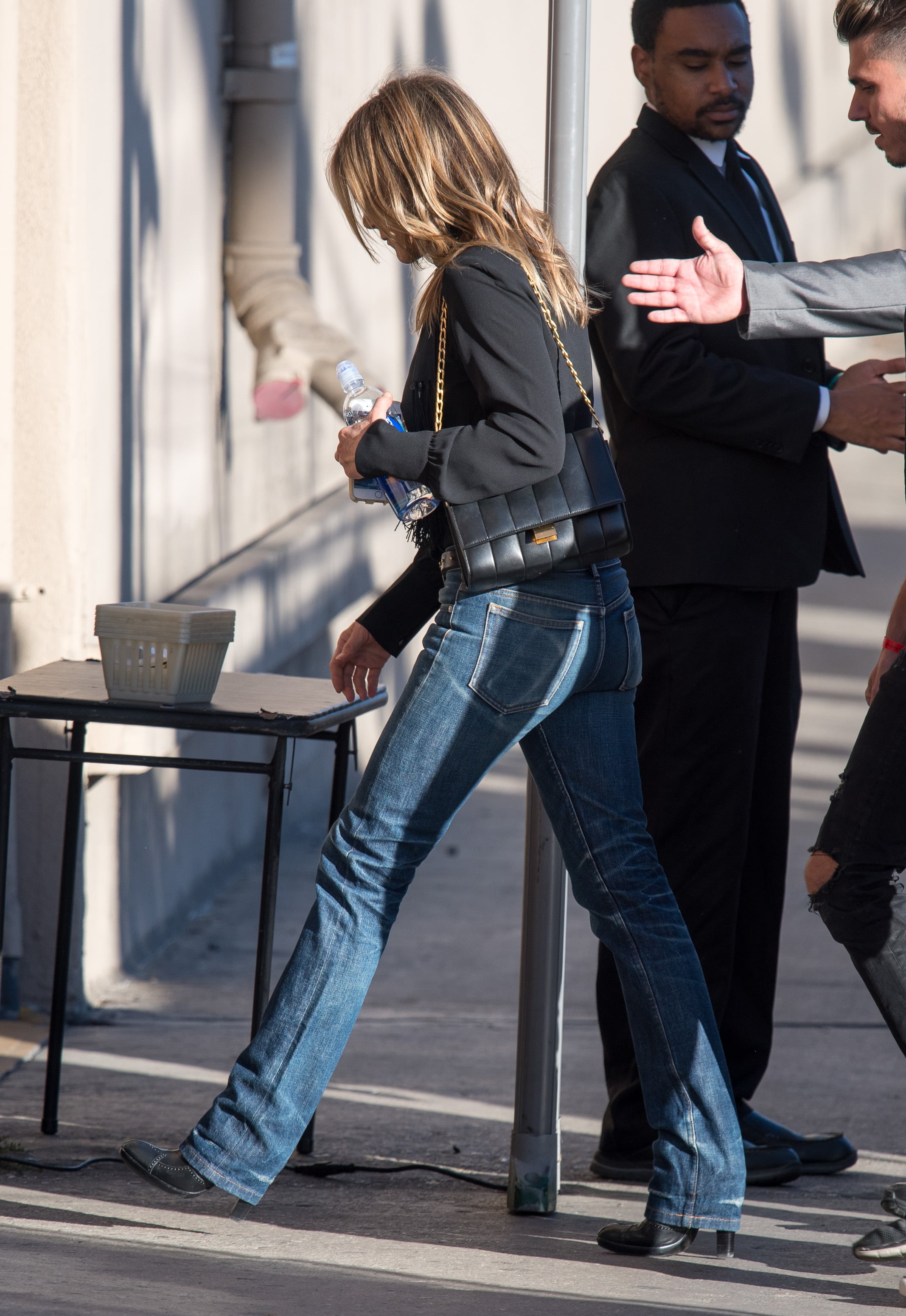Jennifer Aniston Wearing Bootcut Jeans | POPSUGAR Fashion | Schlagjeans