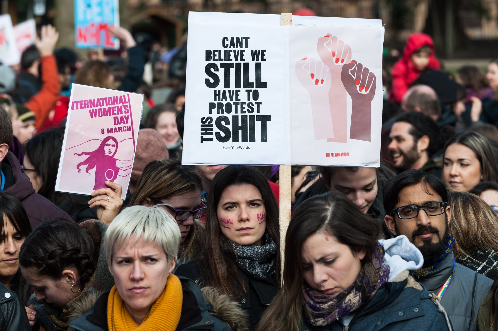 英国伦敦- 08年3月:几个数百名妇女参加女子罢工在伦敦罗素广场抗议骚扰,剥削和歧视妇女和外部的工作场所。抗议示威活动是全球妇女运动的一部分在许多英国城市和世界各地举行国际妇女节。抗议者反对几十年的经济不平等,种族和性暴力,全球战争和恐怖主义,和表达之间的团结妇女无论色彩、民族、阶级、宗教或性取向。08年3月,2018年在伦敦,英国。(图片来源应该读有意Szymanowicz / Barcroft提出媒体通过盖蒂图片社)