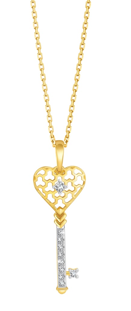 قلادة على هيئة مفتاح الحب – يمكنكِ شراؤها من علامة Pure Gold Jewellers (بسعر 1,099 درهماً إماراتيّاً)
