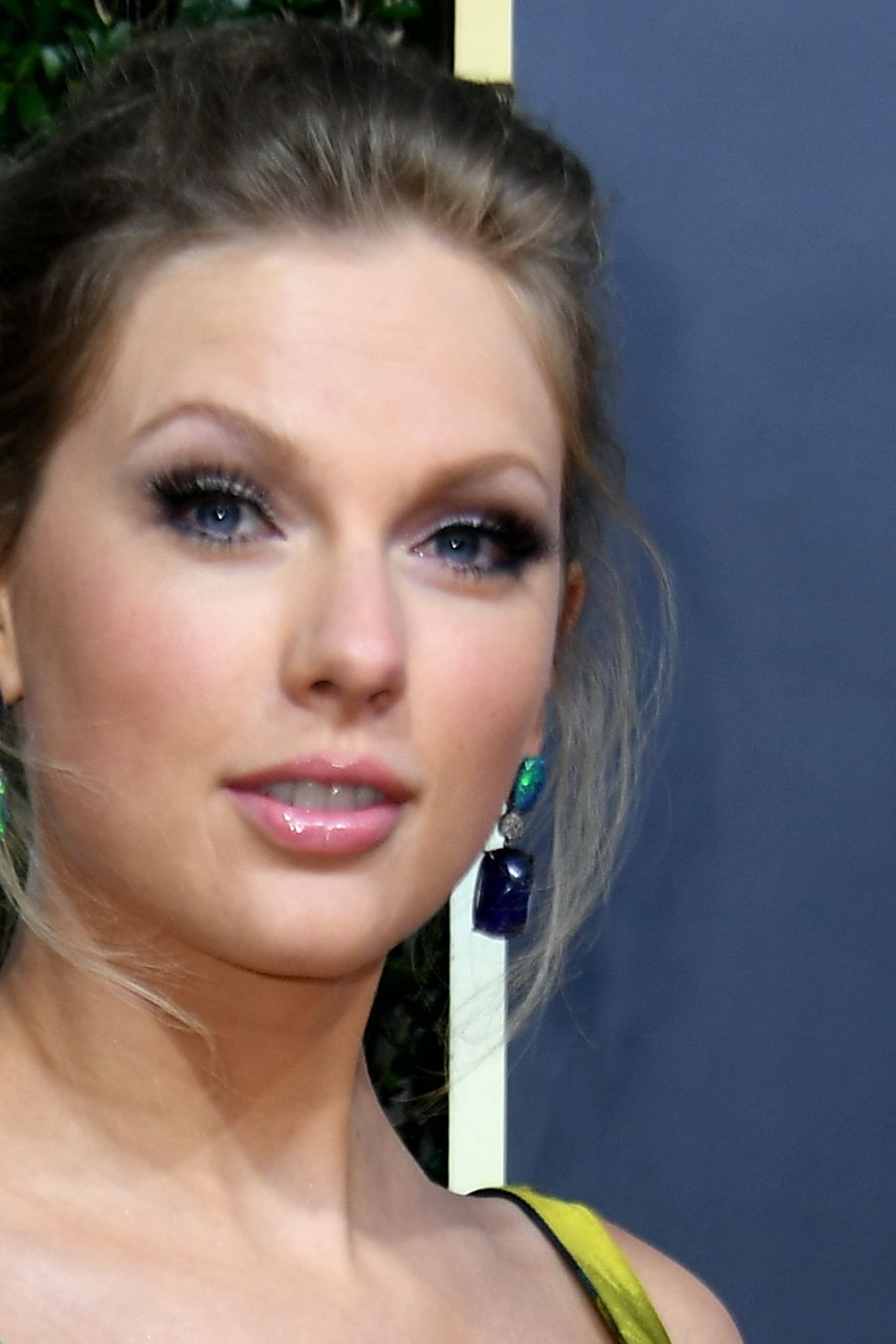 Taylor Swift’s Hairstyle Without Bangs at Golden Globes 2020 | PS 