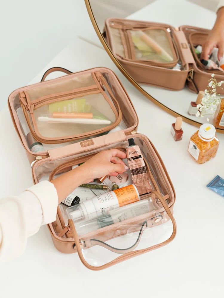 最好明确的旅行化妆包:Calpak清晰的化妆箱