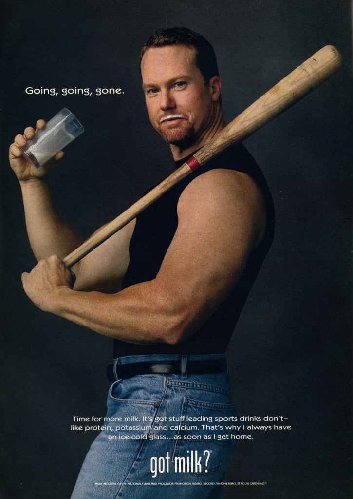 前棒球运动员马克·麦奎尔(Mark McGwire)在他的“有牛奶吗?”广告中拿着球棒。