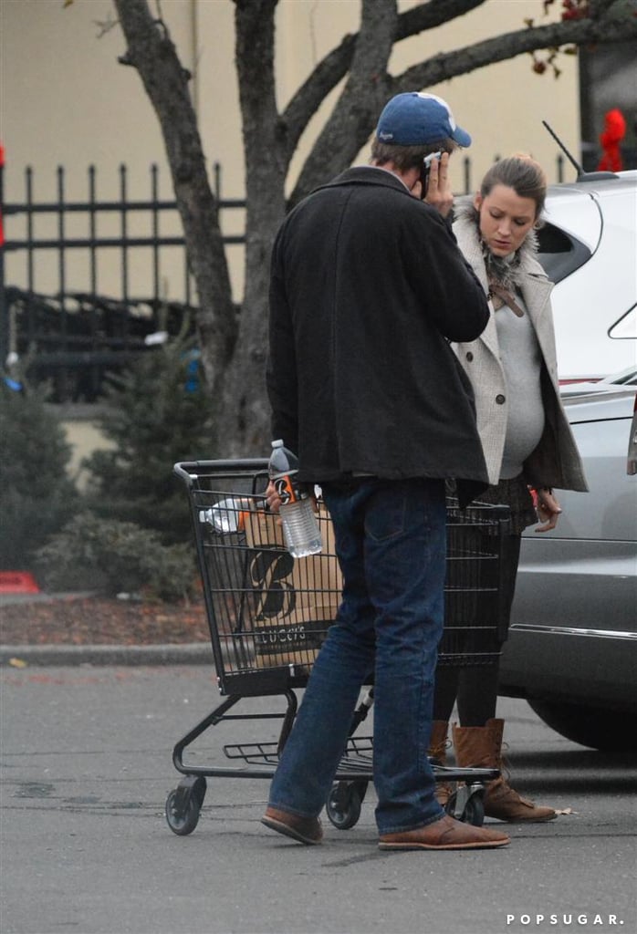 Pregnant Blake Lively Buys a Christmas Tree | Pictures