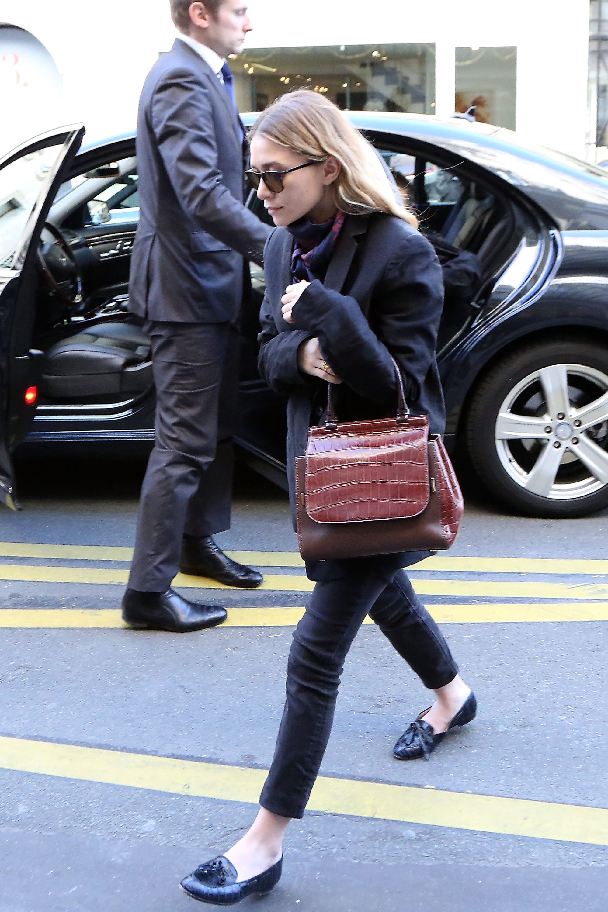 12:04: Ashley Olsen Wears Balenciaga and Louis Vuitton Shoes, Whie Mary  Kate Looks Fabulous In Black While Shoppin gIn Paris