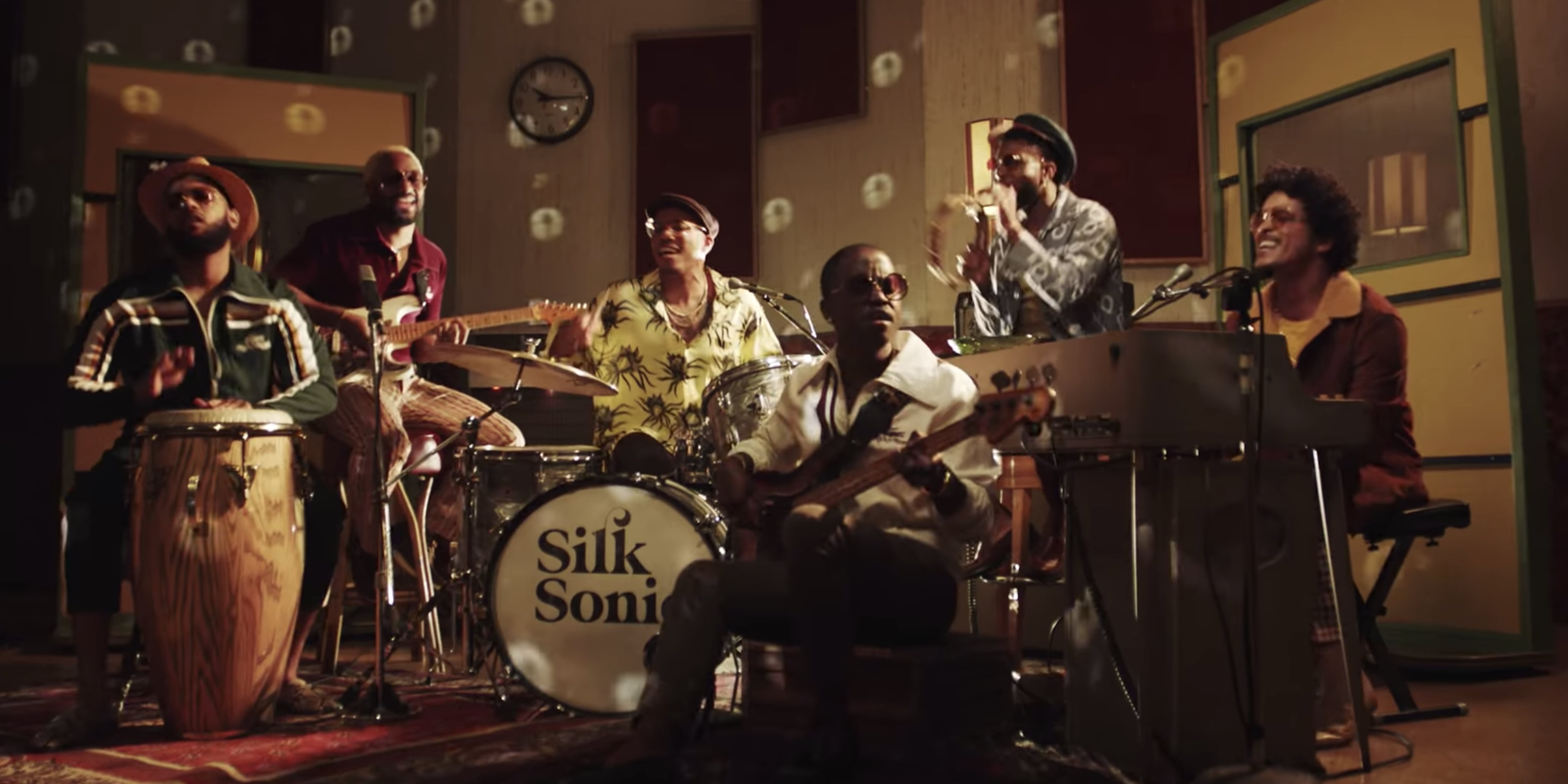 Bruno Mars, Anderson .Paak, Silk Sonic - Leave the Door Open [Official  Video] 